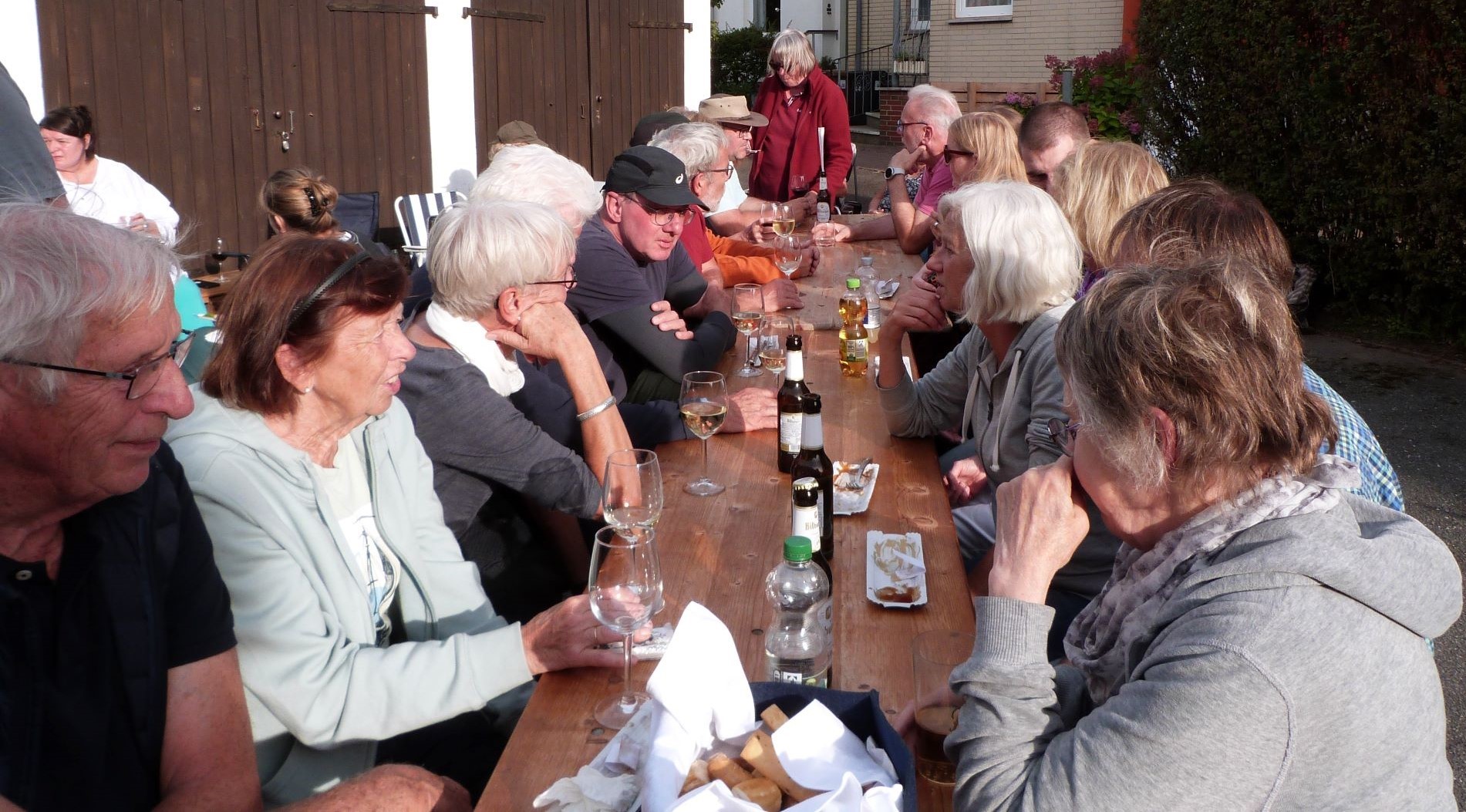 gemütliches Beisammensein auf dem Garagenhof der Cantina delle Ombre